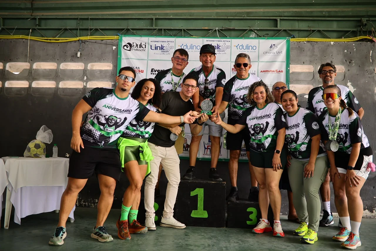 Participantes comemorando evento de corrida